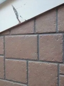 レンガ風の外壁、一部欠け補修