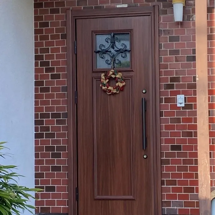 古くなった木製玄関ドアをカバー工法で新調し断熱性も向上！