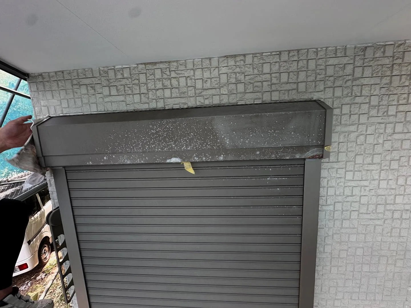 緑濃い葉山の山々に囲まれたとあるリフォーム現場でシャッターB...