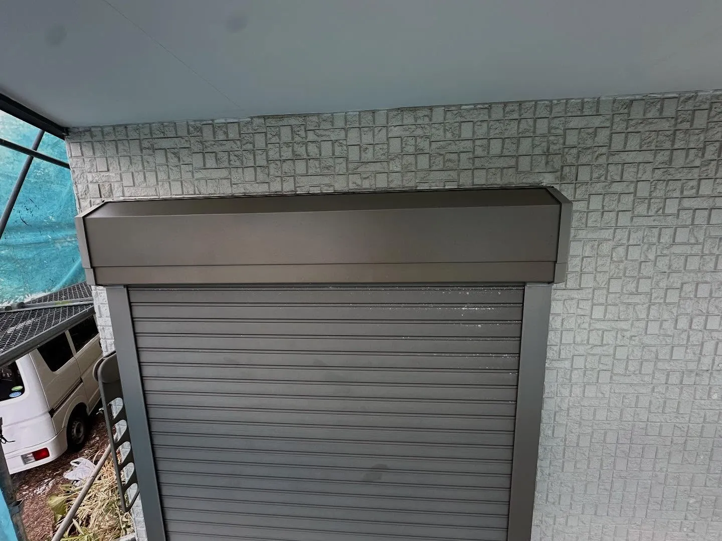 緑濃い葉山の山々に囲まれたとあるリフォーム現場でシャッターB...