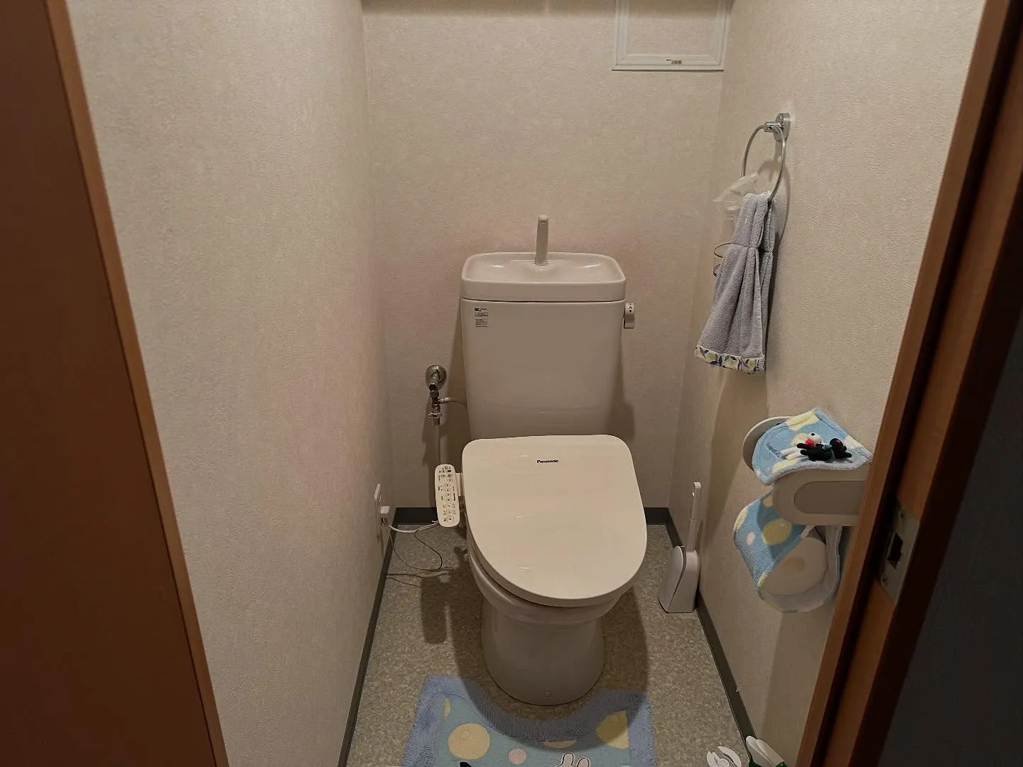個人のお客様にご依頼いただきトイレのクロスとCFの張替えを行...