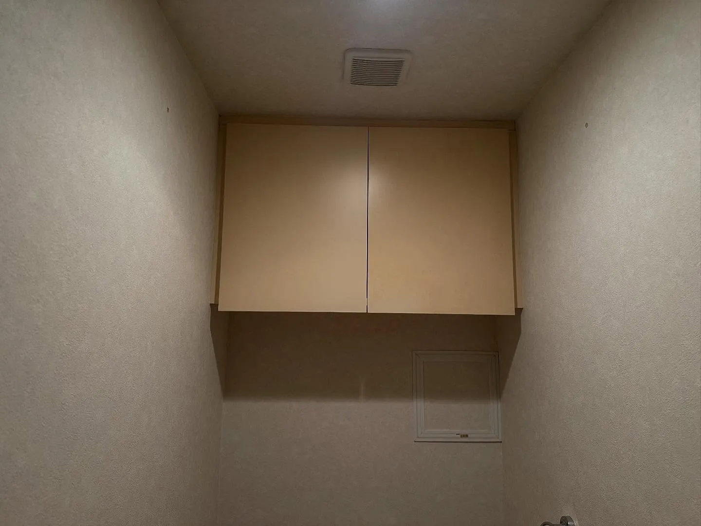 個人のお客様にご依頼いただきトイレのクロスとCFの張替えを行...