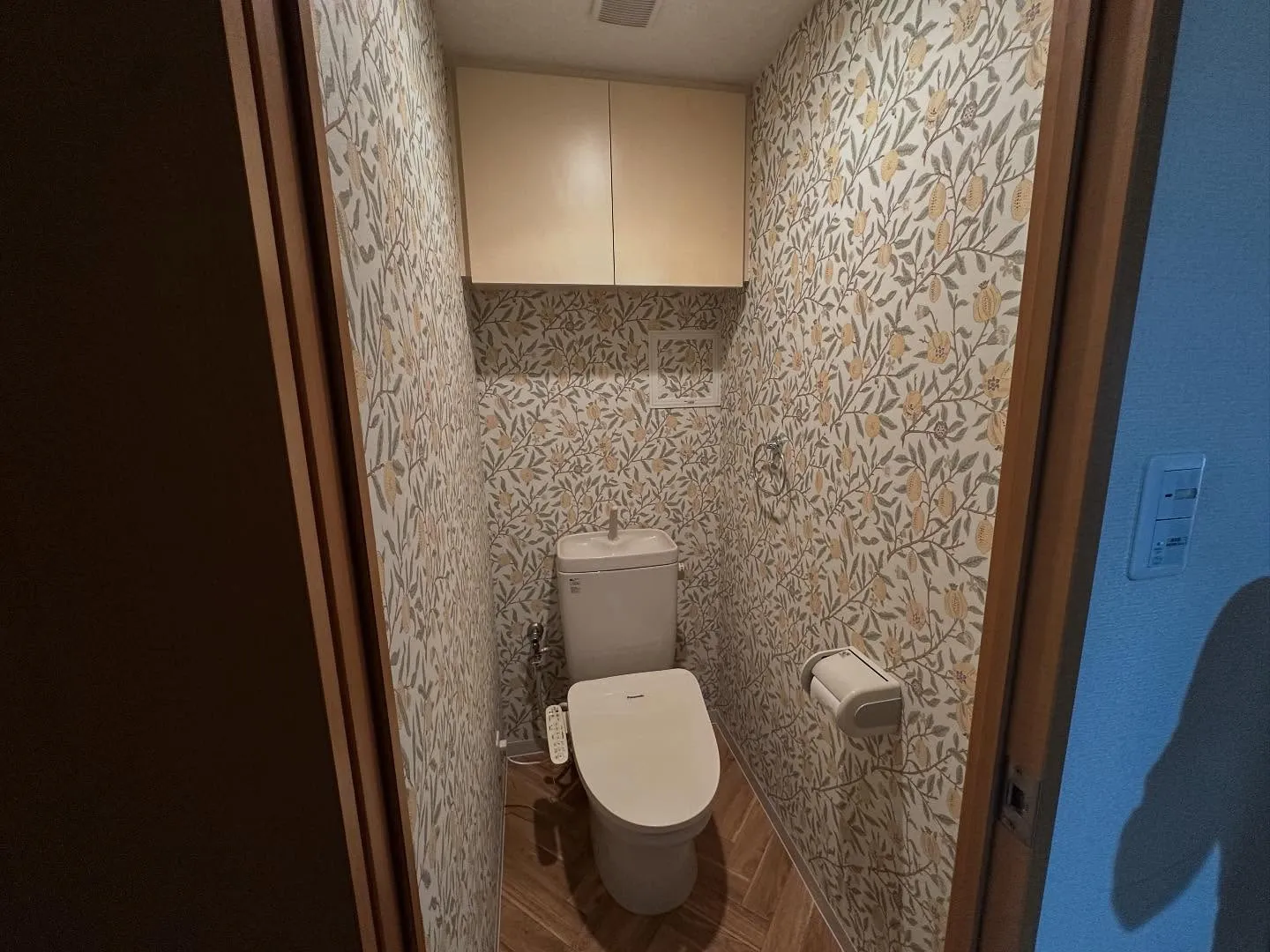 個人のお客様にご依頼いただきトイレのクロスとCFの張替えを行...