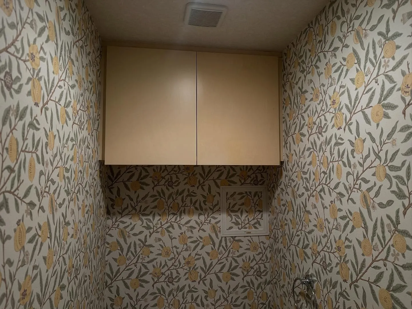 個人のお客様にご依頼いただきトイレのクロスとCFの張替えを行...