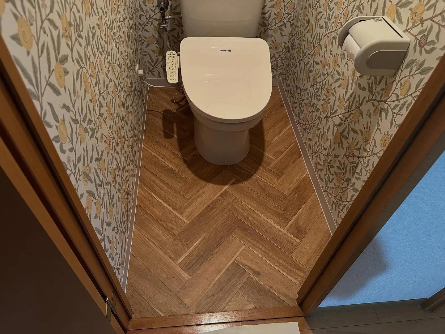 個人のお客様にご依頼いただきトイレのクロスとCFの張替えを行...