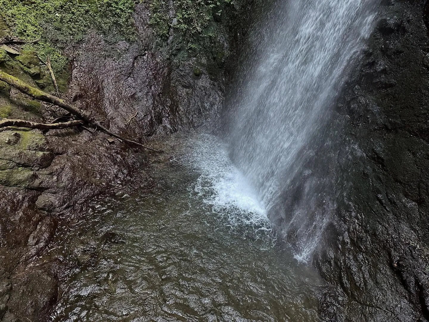 苦手なコーキングなどもへこたれず頑張り、癒しを求めて滝を拝み...