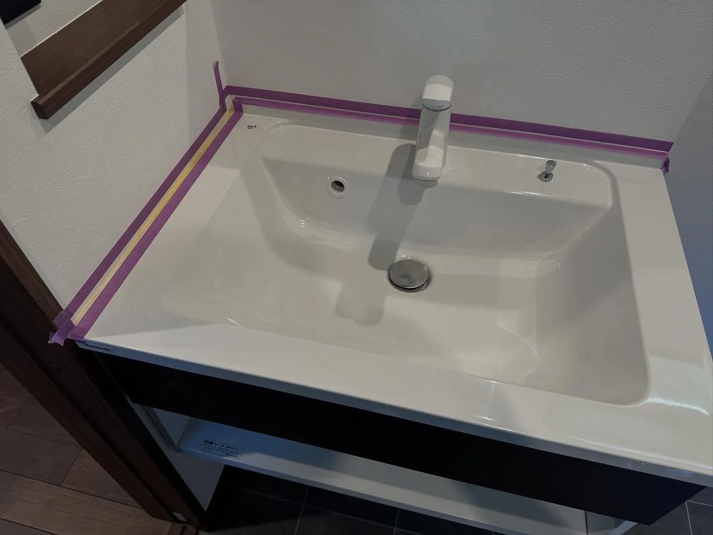 苦手なコーキングなどもへこたれず頑張り、癒しを求めて滝を拝み...