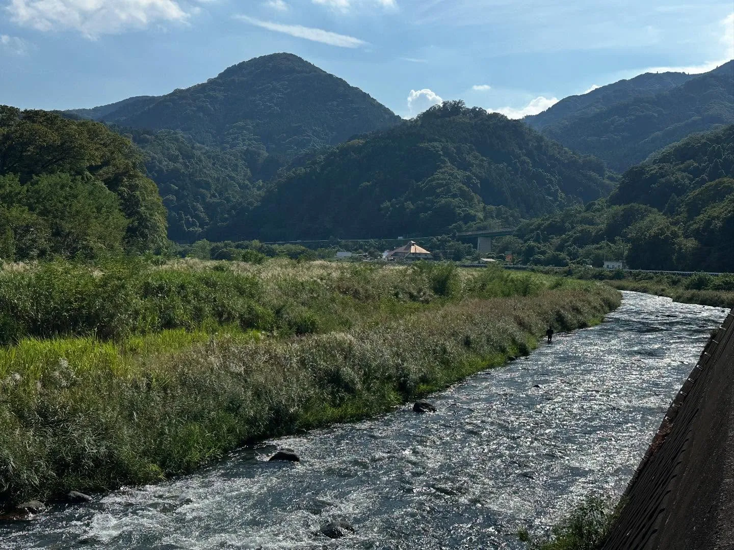 苦手なコーキングなどもへこたれず頑張り、癒しを求めて滝を拝み...