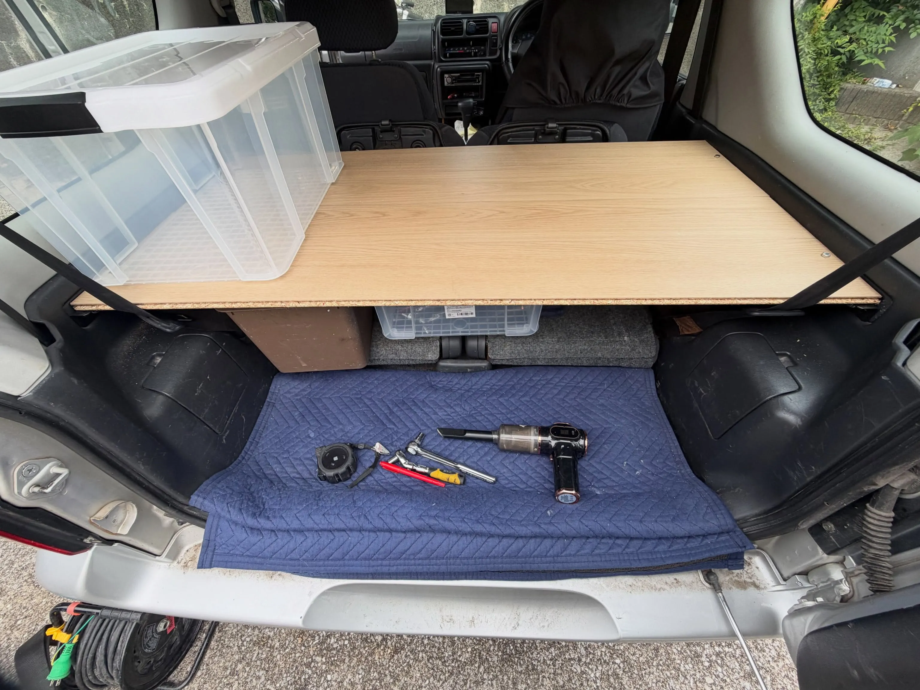 余っていたフローリング材を活用してジムニーに棚を作製。